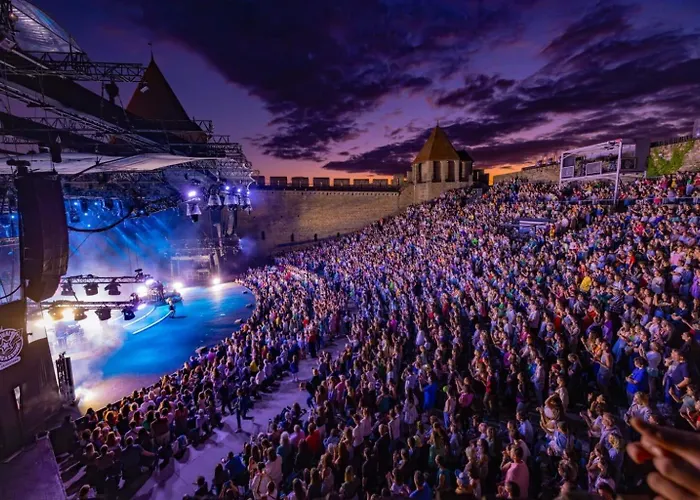 Entrez En Lice, Face A La Cite Vue Sublime قرقشونه